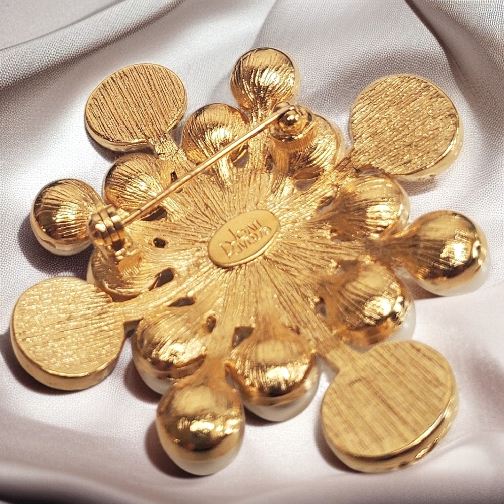 JOAN RIVERS Vintage Imperial Maltese Cross Pearl Brooch - Picture 4 of 4